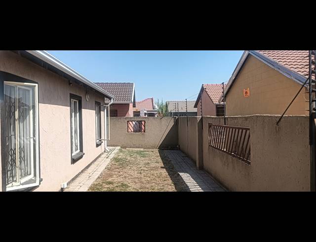 3 BEDROOM FREEHOLD FOR SALE IN WINDMILL PARK